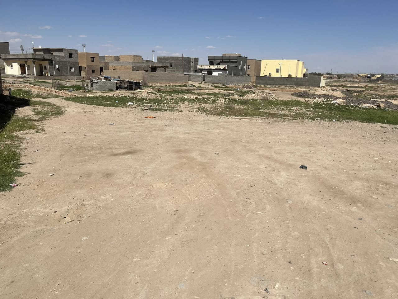 قطعه ارض للبيع في حي التنك مساحه900متر مقسومه قطعتين 500متر و400 متر السعر واستفسار اتصل ع رقم ***********
