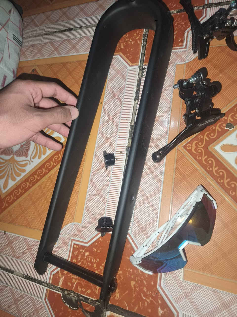 شلعة او مفر 
غراض بهذا الشكل
ماش كاربون فايبر شفت
و بطيخة بيها نقص موضح بالصورة 
و نظارة جديد
و جنطة 
و براغي قفل ابراكيت
و عكرب امامي عدد 2


**إذا كنت صاحب هذا الإعلان وتريد حذفه لأي سبب، رجاءا أرسل رسالة إلى الدعم الفني**