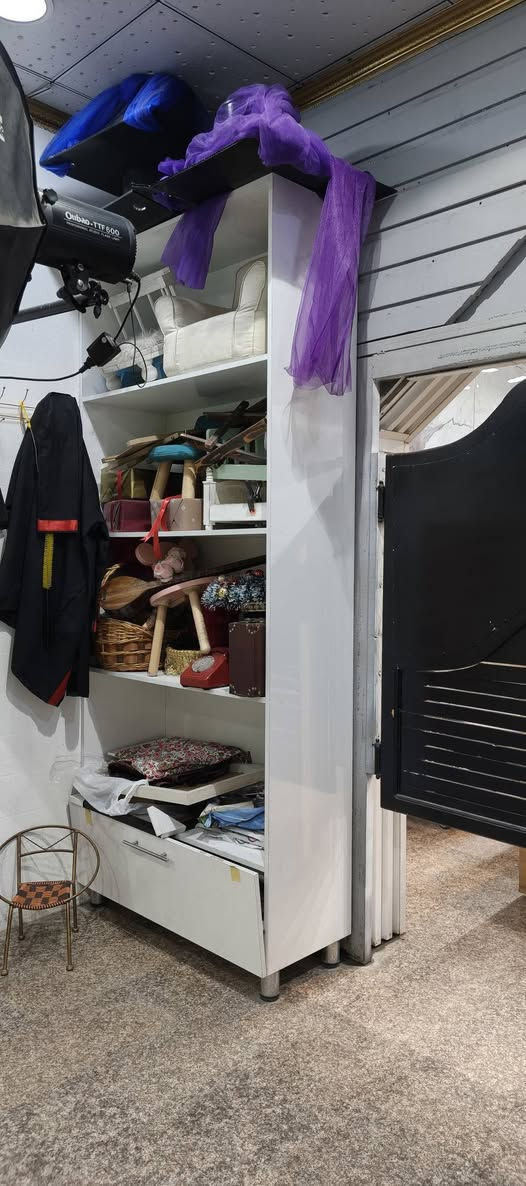 سلام عليكم ارفوف نضيفه كلش للبيع سعر الوحده ٢٢٥بيه مجال مرايه ١٠٠بيه مجال الاستفسار خاص او رقم ***********
