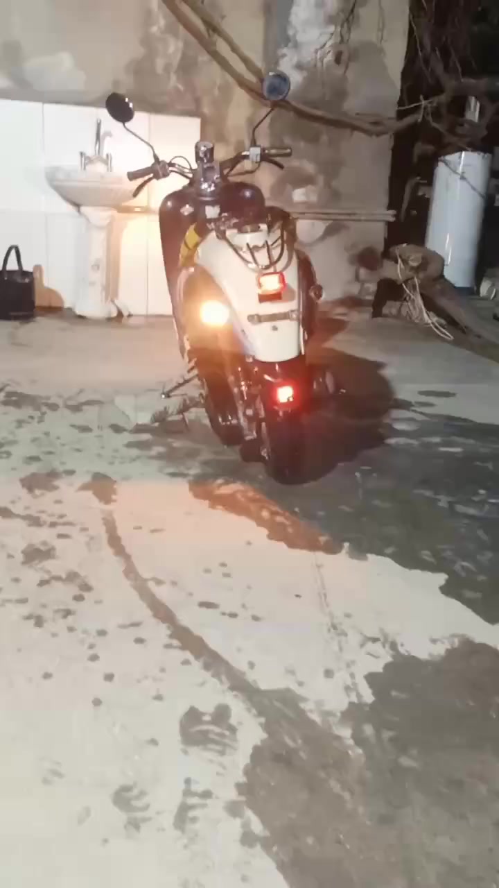 سلام عليكم عندي دراجه للبيع عبدالحليم مكينه وشاصي وقفولات كهربائيات شغاله كلشي شغال فول الفول سلف فندر الستفسار ***********
