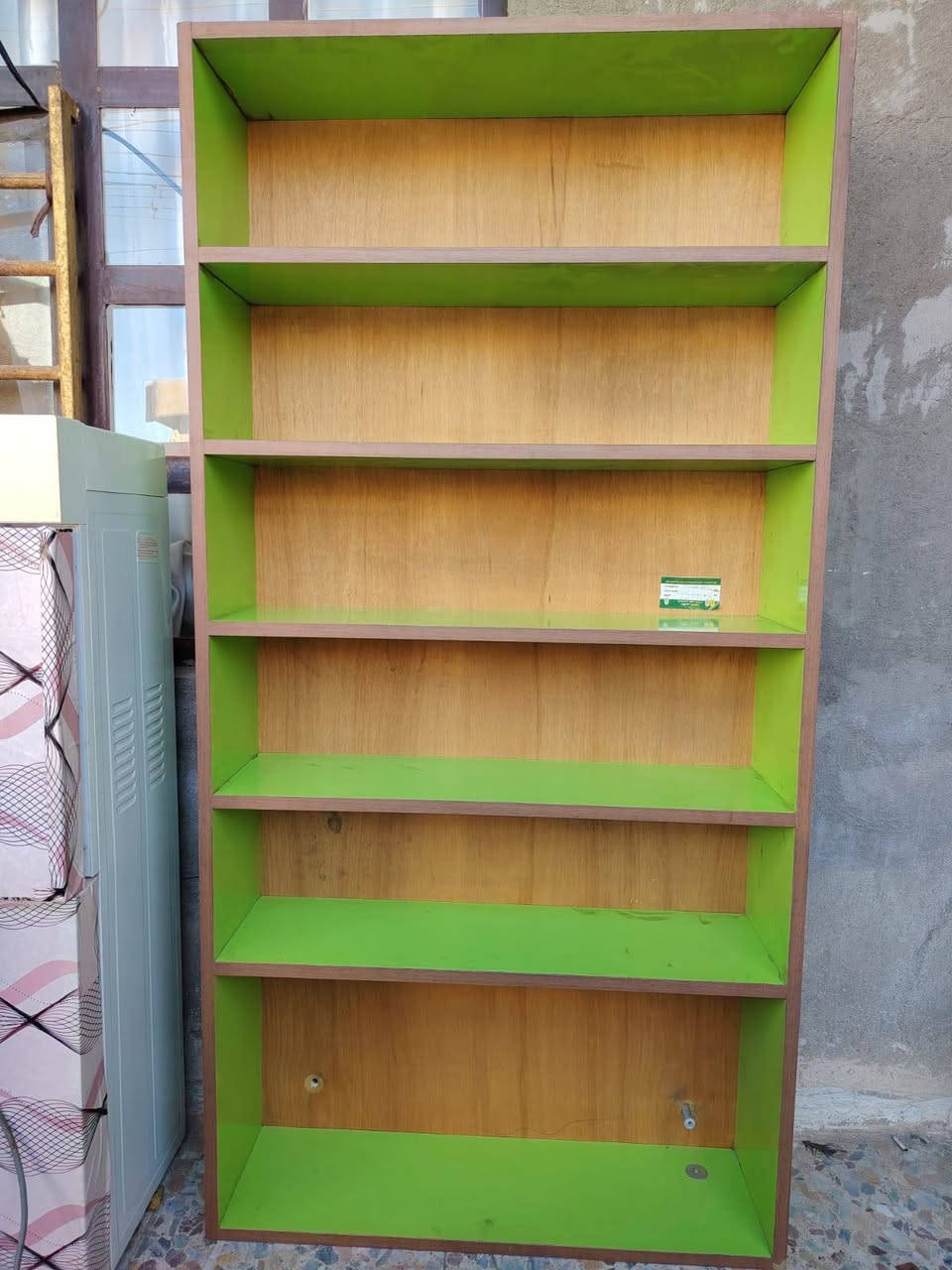 ميز مكتبي + كرسي استخدام قليل سعر 150
قنفه جديده 3 مقاعد سعر 50

رف جديد سعر 50

***********
***********
