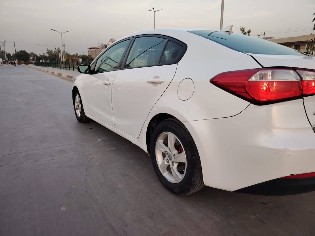 كيا فورتي موديل 2014 كفاله عامة عدا بارد بسيط بخشم الجامرلغ الامامي وشخوط بسيطه  مكينة 2000 دوش بالباكيت صدر جديد تبريد مجمدة  بسمي رقم بغداد دولي هزة وسنوية جديدة  تحويل ثاني يوم السيارة جاهزة كلشي شغال بيها السعر 109 وبيها مجال مكانها ديالى بعقوبه *********** ..
