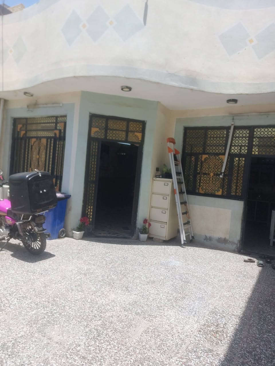 بيت للبيع الموقع بين بغداد مدينة الصدر  حي طارق القديم او بين حي طارق الوسط الزراعي المساحه 140  بناء نضيف طابق اونصف  السعر 85 بي مجال    رقم تواصل ***********
