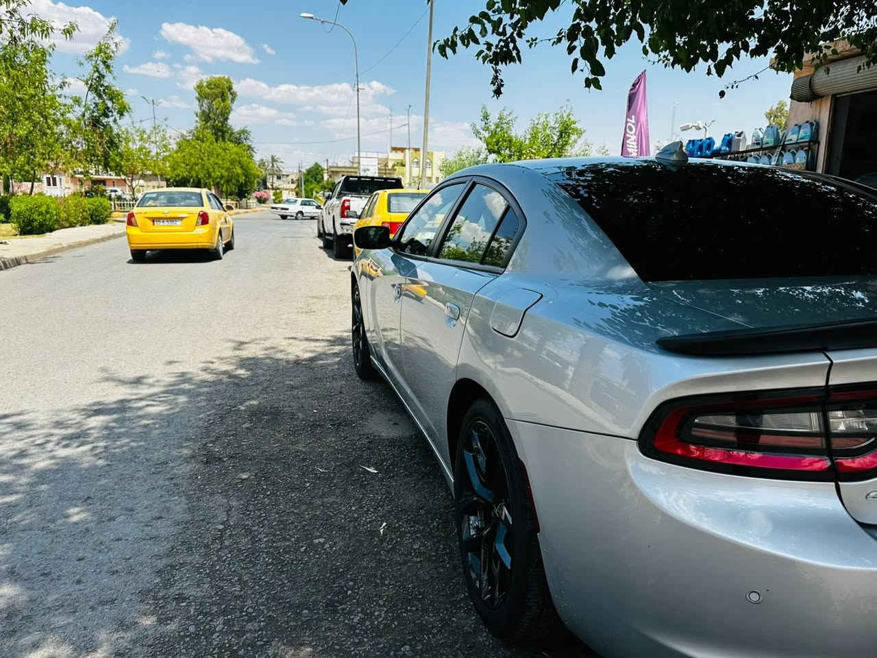 للبيع
دوج جارجر 2023 
SXT 
نص فول
سعر 228 بيها مجال للطيبي 
سياره بيها 3 قطع كلير من امريكا 
سياره حيل حلوه و نضيفه 
عنون موصل
‭0774 088 8630‬

