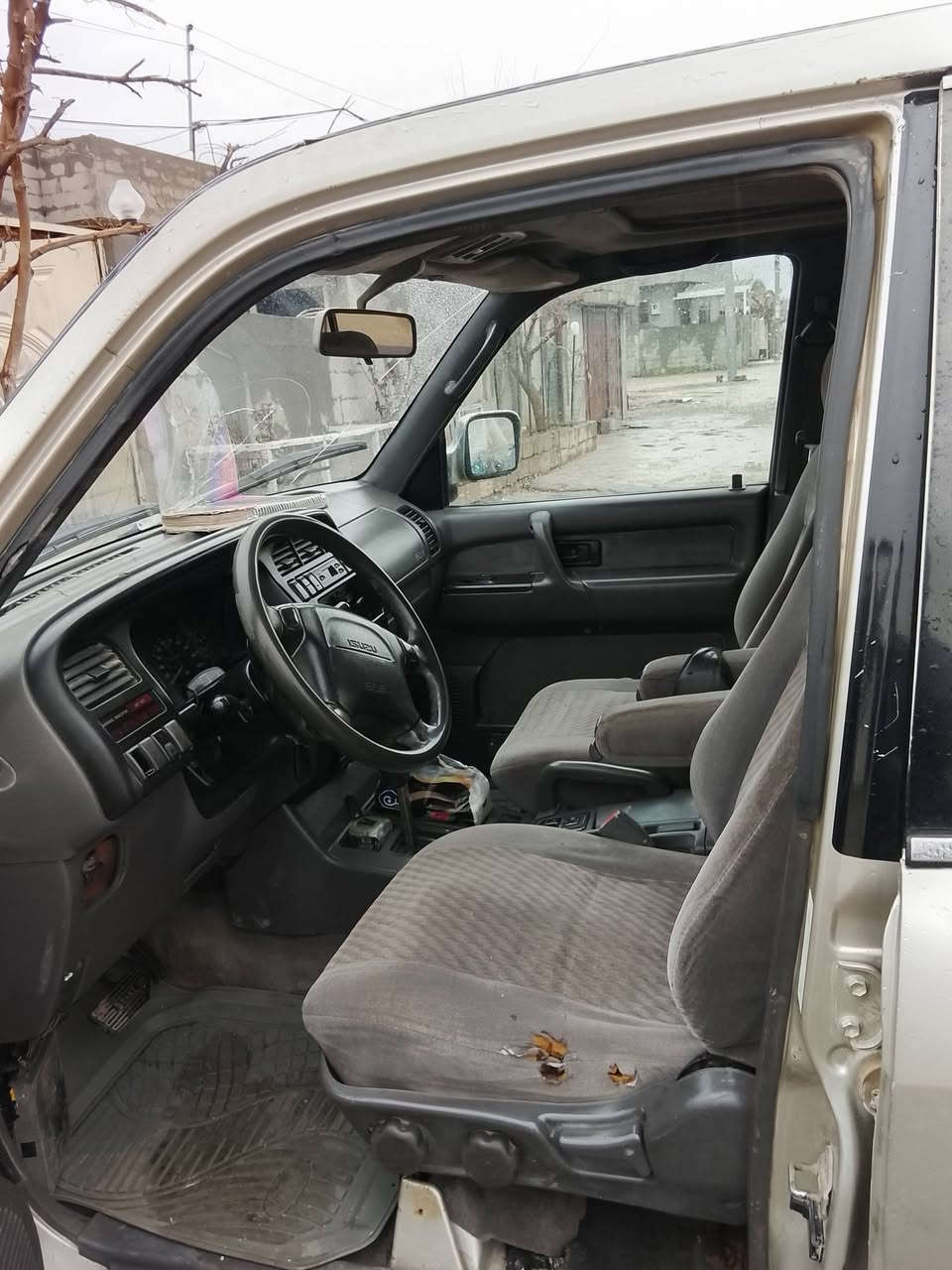 ئایسوزو ترۆپەر ئۆتۆماتیک گێڕومەکینەی کراوەتە بەتەی دووونیو سەیارەکە بێعەیبە توندو تۆڵە گەرمیو کارەبای مەزبووتەبێدەعمو بێ لێدراوە بۆیاغی نیە تەنها چەمەلەغی لای سەکن کەمێکی بۆیاخە سعری 25گەڵاو کەمێک معامەلە شوێن پشدەر ***********بەعلوج دەیفرۆشم
