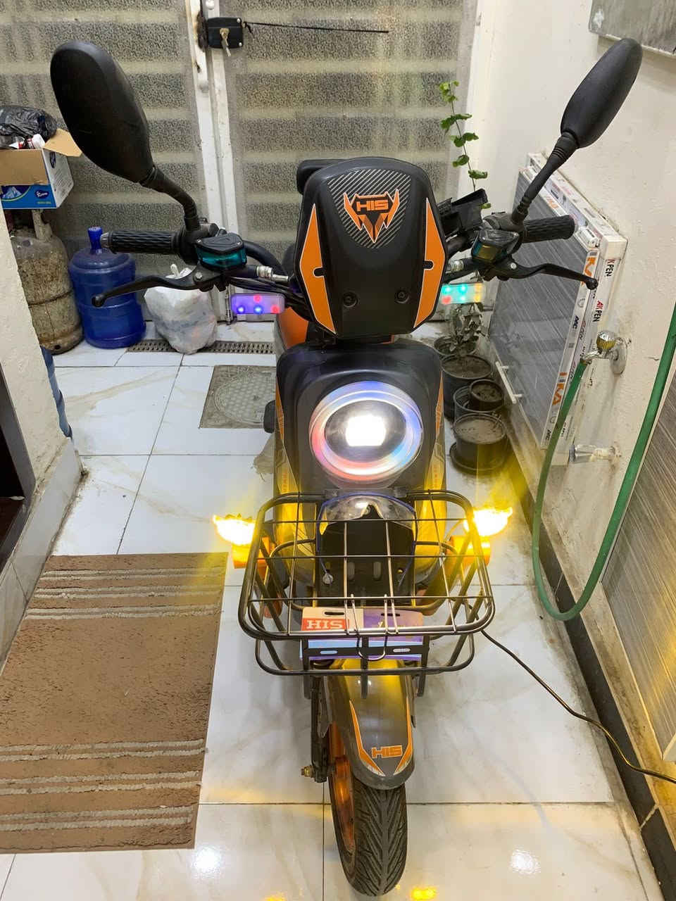 دراجة شحن نظيفة جداً خمس بطاريات للبيع اسمها HIS حجمها ٩٠٠ موديل حديث تايرات جديدة و بطاريات نظيفة و سرعتها اربع نمر كهربائيات نظيفة جداً لايت و إشارات وهورن و بك و بريك هيدروليك و لايت عالي و ناصي و حامل موبايل مع درع يحمي الدراجة و سلة امامية 
و الدراجة ؏ البلاد لم يصلح فيها شيء و الإشاير خلفية و امامية مع وجود الشاحنه الأصلية و تم بيعها لعدم حاجتي لها و السعر ٤٥٠ الف علماً اشتريتها ب ٦٠٠ الف
للاتصال  ***********
