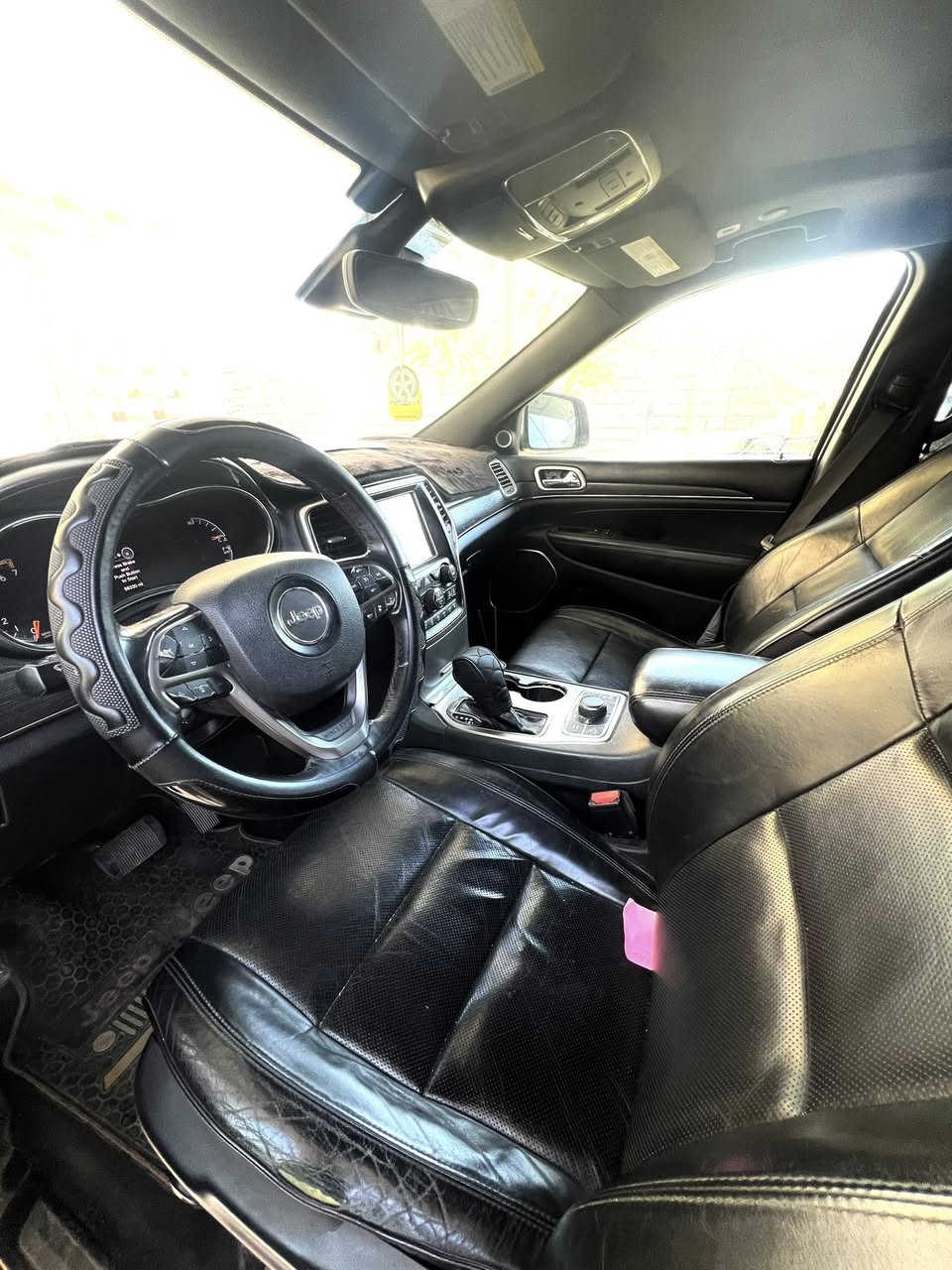 جيب گراند شيروگي ٢٠١٨
سومت اعلى فئه بالجيب
الموصفات: 
 

المحرك:  V6 سعة 3.6 لتر
 قوة 295 حصان تقريبًا
 عزم دوران بحدود 353 نيوتن متر
 ناقل حركة أوتوماتيك 8 سرعات

 نظام الدفع:

 دفع رباعي دائم (Quadra-Drive II)
 أوضاع متعددة للطرق (Auto – Snow – Sand – Mud – Rock)

 التصميم الخارجي:

 شبك أمامي مطلي بالكروم خاص بفئة Summit
 جنوط ألومنيوم 20 إنش
 مصابيح أمامية HID مع LED نهاري
 فتحة سقف بانورامية

 الداخلية والراحة:

 مقاعد جلد نابا فاخرة مقاعد أمامية وخلفية مدفأة ومبردة
 مقعد السائق كهربائي مع ذاكرة
 نظام صوتي Harman Kardon بـ19 سماعة
 شاشة وسطية 8.4 إنش Uconnect مع ملاحة

 السلامة والتقنيات:

 مثبت سرعة متكيف (Adaptive Cruise Control)
 نظام تنبيه الاصطدام الأمامي مع فرملة تلقائية
 مراقبة النقطة العمياء + تنبيه خلفي لحركة المرور
 كاميرا محيطية 360 درجة
 حساسات أمامية وخلفية
 نظام ركن آلي (Park Assist)

 مواصفات إضافية:

 تشغيل عن بُعد
 دخول وتشغيل بدون مفتاح (Keyless Enter-N-Go)
 بوابة خلفية كهربائية
 نظام تعليق هوائي (Quadra-Lift) للتحكم بارتفاع السيارة
