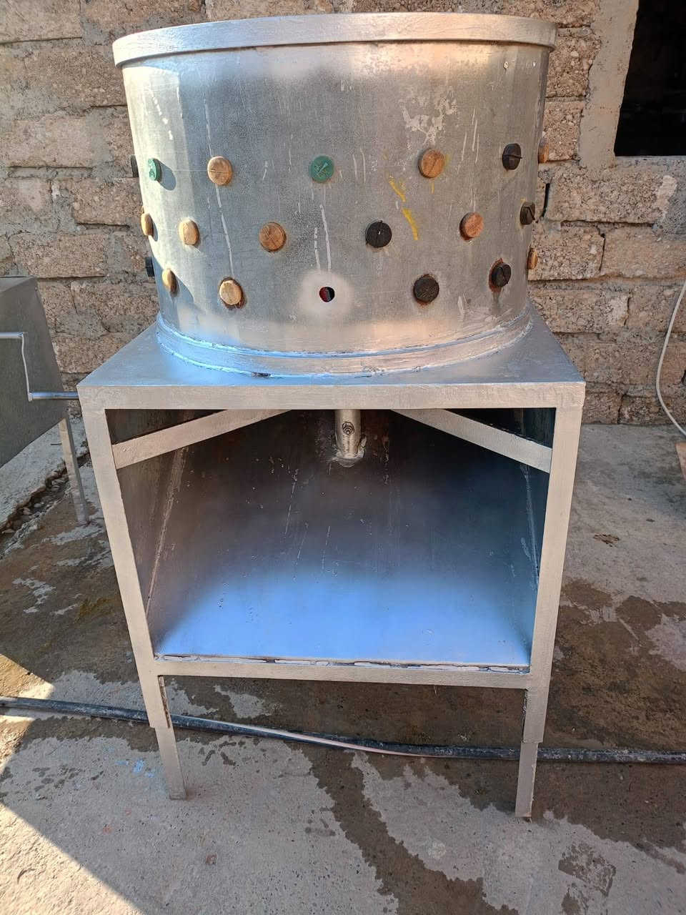 مكينة تنضيف دجاج العدد (2) يدوي و كهربائي  . جاهز و نضيفة للتواصل ***********
