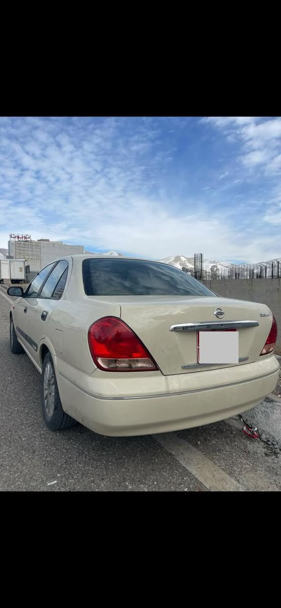 شتی لۆک و تایبەت
کەلە و کۆنترۆڵ و شوێن عەینەک 
ناو زەرد و ناو فۆرمیکا
بێ تەقر و رەقە و هەموو گیانی بەشەرت 
تەنها بۆنیدی ڕەشە 
نرخی ١٠٤ وەرەقە کەمێک مەجال
***********
