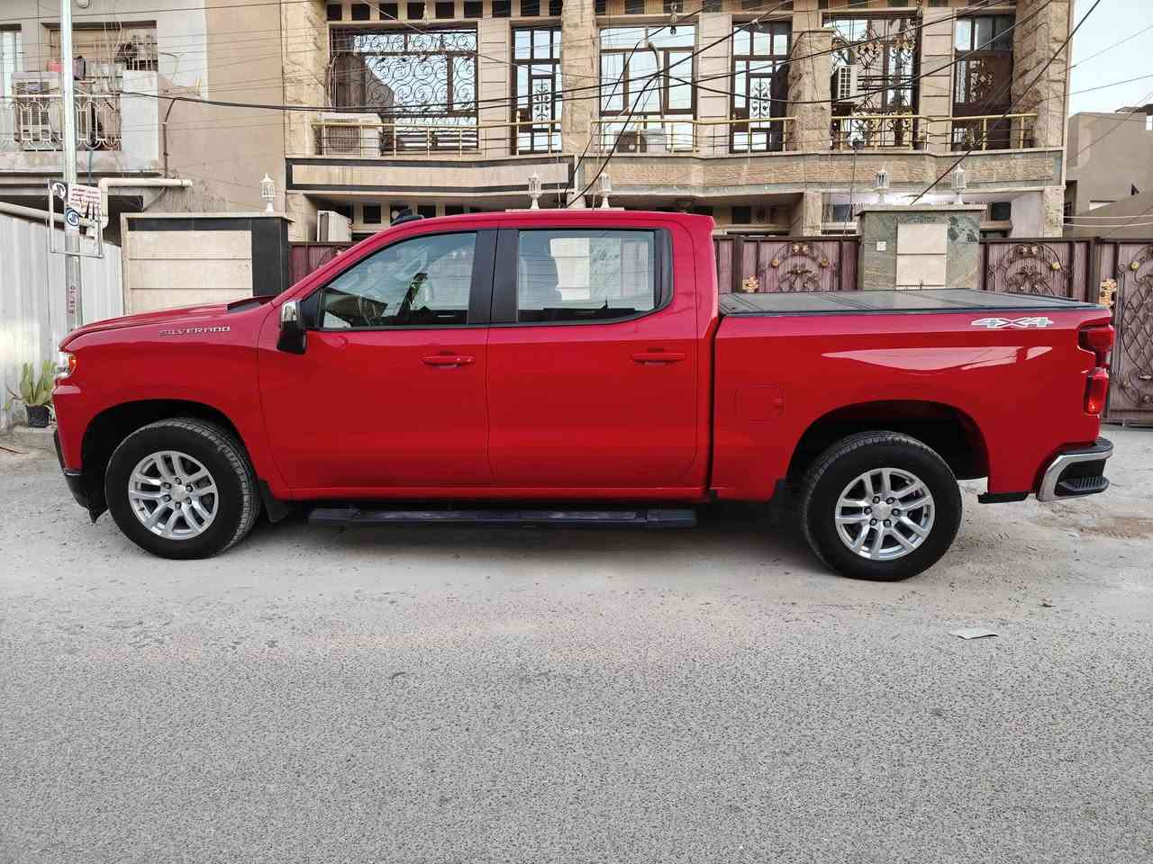 Chevrolet Silverado  2022 Red Automatic 2.7 L
سلفرادو 2022 بغداد 
ماشيه 38 الف فقط 
باب طويل بدي قصير المرغوب 
محرك 2700 تون توربو 
جدا اقتصادي وسريع 
ضرره 3 قطع بنيد.جاملغات اماميه 
وصار بيه بارد بسيط باب خلف السكن من الاسفل اثر التحميل من امريكا 
باقي السياره مكفوله بارد وصبغ 
السياره على ايد وحده من دوخله من امريكا
جاهزه بدون اي خلل او نقص 
المواصفات . . .
- بصمه . شاشه . كامرا . كشن كهرباء ومساج . فورويل . تبريد خلفي . صندوق كهرباء . غطاء صندوق بوكس . كير تعليك . تشغيل عن بعد . كامرا اماميه تسجيل 
الخ من المواصفات الستاندر 
السعر 195 ورقه قابل للتفاوض بالمعقول 
***********
