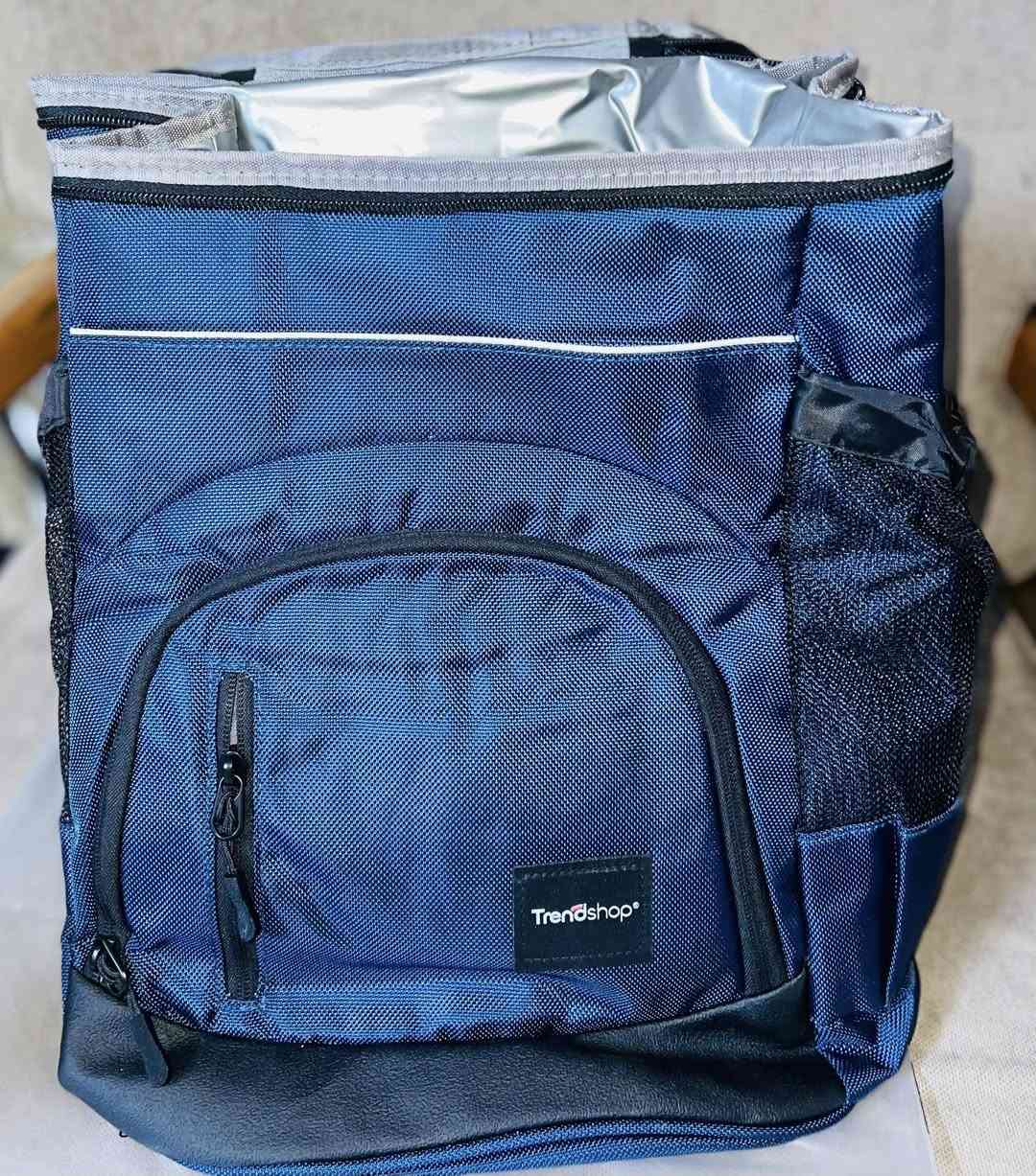 حقيبة تبريد (Cooler Bag) على شكل حقيبة ظهر 🎒❄️
مثالية للطلعات والسفر والدوام

✨ المميزات:
 • عزل حراري قوي يحافظ على البرودة والحرارة لساعات
 • حجم مناسب ويا سعة مرتبة
 • بيها جيوب خارجية للتنظيم
 • مريحة للحمل على الظهر
 • خامة قوية وعملية

👍 مناسبة لـ:
رحلات، حدائق، دوام، حفظ العصاير والمي والأكل


**إذا كنت صاحب هذا الإعلان وتريد حذفه لأي سبب، رجاءا أرسل رسالة إلى الدعم الفني**