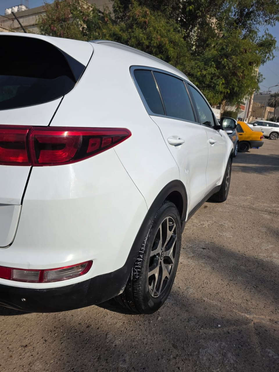 السلام عليكم
سبورتج للبيع موديل 2017 وارد كوري 
السيارة مكفوله من الصبغ فقط تعجات بسيطه تصلح عل بارد
كير محرك مكفول محرك 1600GDi
موصفات السيارة 
بنوراما
بصمه تشغيل 
تبريد قطعتين
تبريد شغال ثلج
رقم بغداد
تحويل ثاني يوم
مكاني بغداد
السيارة بيه سونار 
السعر 153وبيه مجال
***********
