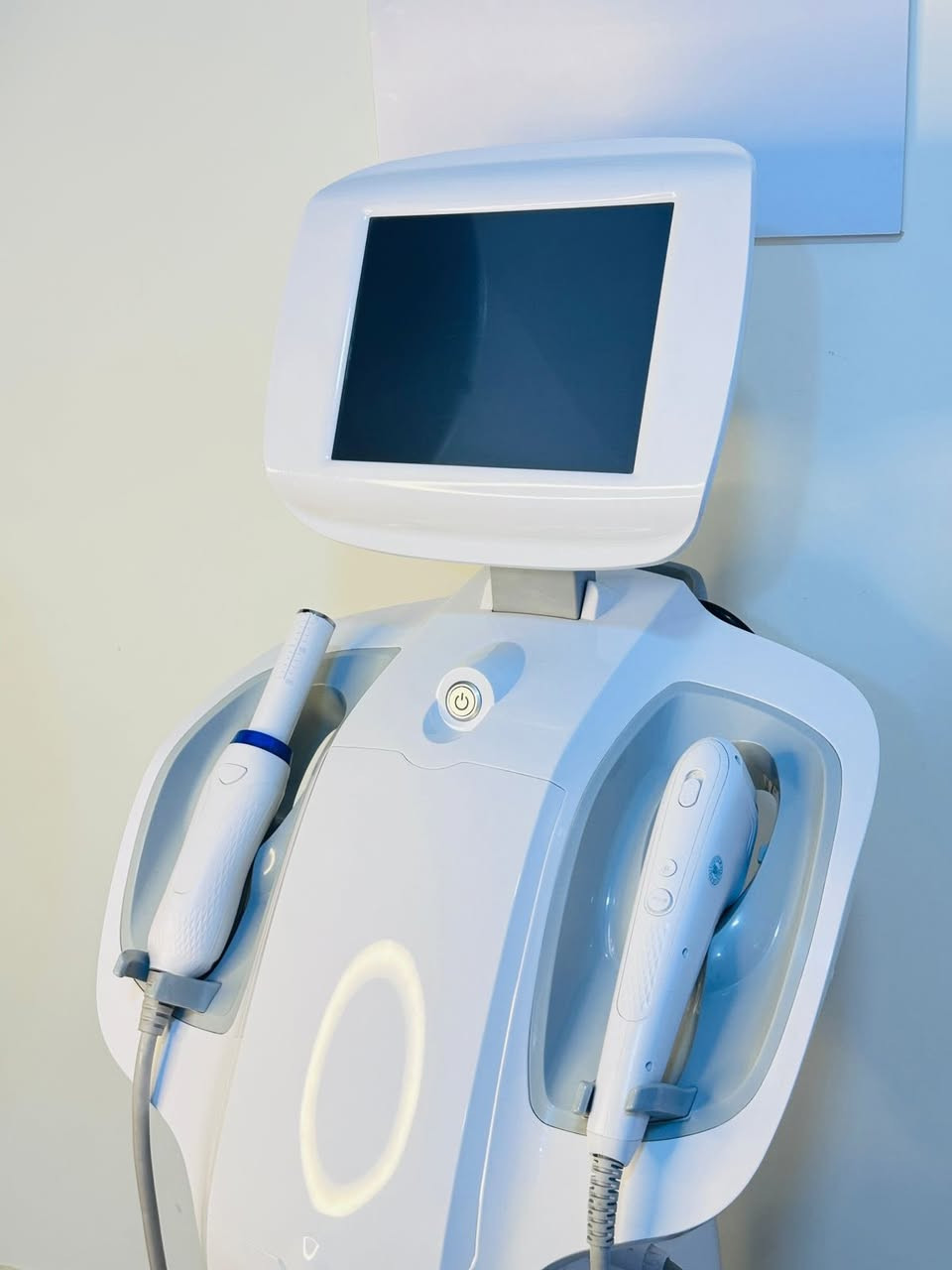 جهاز هايفو جديد نظافه ١٠٠٪؜ تجميلي متعدد الوظائف (Multi-function aesthetic device
يحتوي على ١٠ كارتريدج جميع الأحجام والقياسات للوجه وللرقبه وللجسم وايضاً للبكيني 
كل الكاتريجات كاملة الضربات غير مستعمل عدا ٢ كاترج تم استعمالهم الى ٥ مراجعين يعني جهاز جديد وضرباته جديده كامله مستعمل فقط ٥ بيشنت
هايفو 7D احدث إصدار


**إذا كنت صاحب هذا الإعلان وتريد حذفه لأي سبب، رجاءا أرسل رسالة إلى الدعم الفني**