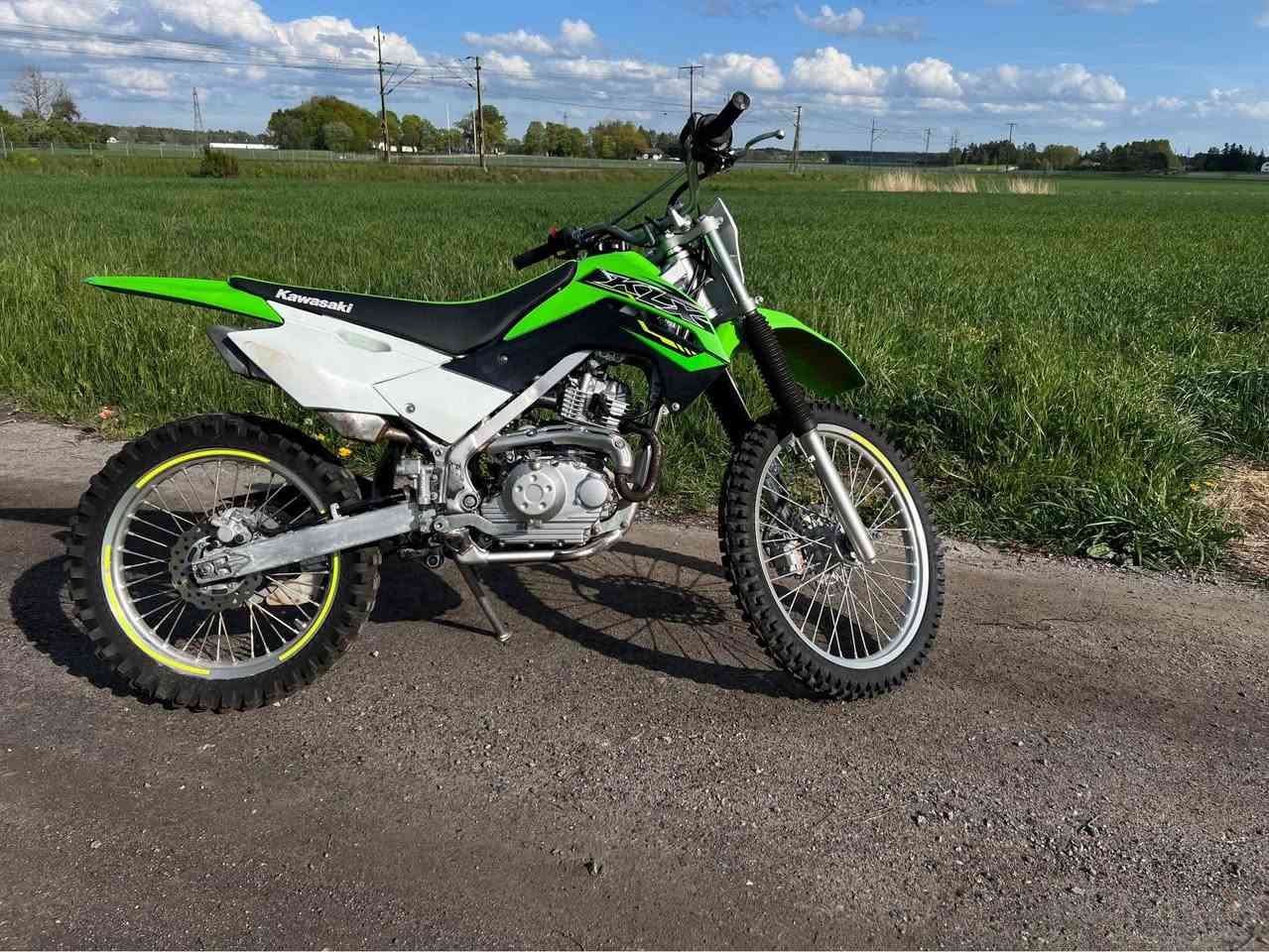Hej!
Riktigt fin Kawasaki KLX 140 till salu, större modellen, med större hjul. 140 cc, 80 cm sitthöjd, 5 stegs växellåda med koppling och elektrisk start. Svingarm i aluminium vilket gör den lätt. Riktigt smidigt maskin, den passar nybörjare men även de mer erfarna upp till 175 cm längd. 

Vid infö .Ring mig
+46720287640
+46709960016 Hässelby, AB


**إذا كنت صاحب هذا الإعلان وتريد حذفه لأي سبب، رجاءا أرسل رسالة إلى الدعم الفني**