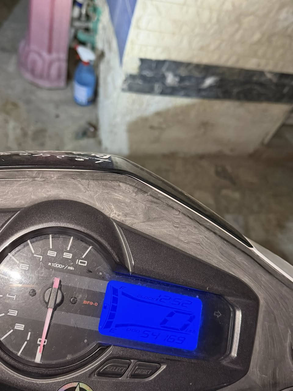 للبيع سكنس حديث 2023 شمعه فائه ( s )  ( ياباني ) الأصلي خطين نوزل ستان حساس ستان  قبق نفخ دراجه جديده مكفوله كفاله عامه برغي ممفتوح بيهه دراجه مال جناي ماشيه 54 حقيقي دراجه تتعب تكول جديده استعمال شخص صارله شهر من نازله اخذتها من شارع الضلال مال جناي وتأخذه من باب البيت مكان بغداد الكريعات السعر١٢$ وبيهه مجال
والاستفسار الاتصال ***********
