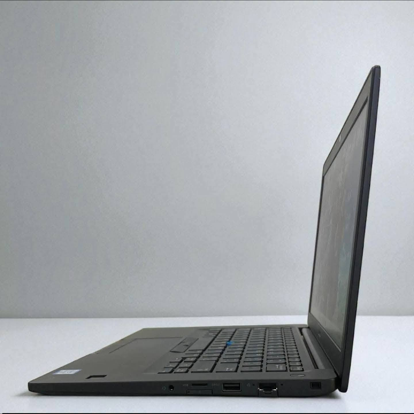 لابتوب Dell Latitude 7480 💻

✨ المواصفات: 
⚜️ المعالج: Intel Core i7 الجيل السابع (فئة U) 
⚜️ الرام: 8GB DDR4 
⚜️ التخزين: 256GB SSD 
⚜️ كرت الشاشة: Intel HD Graphics (مدمج) 
⚜️ الشاشة: 14 بوصة FHD غير لمس

🎁 الهدايا والملحقات:
 • حقيبة لابتوب 
 • شاحن لابتوب 
 • ماوس 
 • ماوس باد 
• تغليف احترافي (داخل كرتونة) 

🛡️ الضمان والخدمات:
 • فحص المقارنة والنظافة قبل الاستلام عند المندوب ✅
 • ضمان أسبوع كامل بعد الاستلام
 ✅ • تنصيب ويندوز حسب الطلب مع جميع البرامج الأساسية وOffice مثبتة 

📌 مناسب ل: الدراسة الجامعية، الأعمال المكتبية، التصفح، مشاهدة المحاضرات، استخدام برامج الأوفيس، البرمجة الخفيفة، والعمل اليومي.

العنوان بغداد الامين الثانيه 
واتساب: ***********
💰 السعر: 260,000 دينار عراقي فقط
