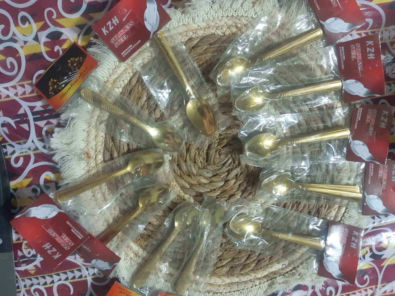 سلام عليكم  غراض مطبخ للبيع السفره ب٧٥٠ الخواشيك الدرزن ب٣ الف السجاجين الأصليه القطعه ب٢٠٠٠ شكردان ب١٥٠٠ ماعون فرفوري النص بسته للإستفسار مراسلة وات ساب ***********
