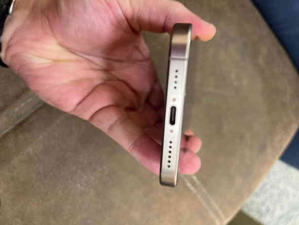 السلام عليكم … 
اي فون 16برو ماكس 
ضمان (ماستر) 
بطارية 98 
ذاكرة 256 
نظافة 100‎%‎ ماطالع من الكفر 
السعر :1.500.000  السعر نهائي 
للتواصل :***********
الموقع : بغداد / حي الجهاد
