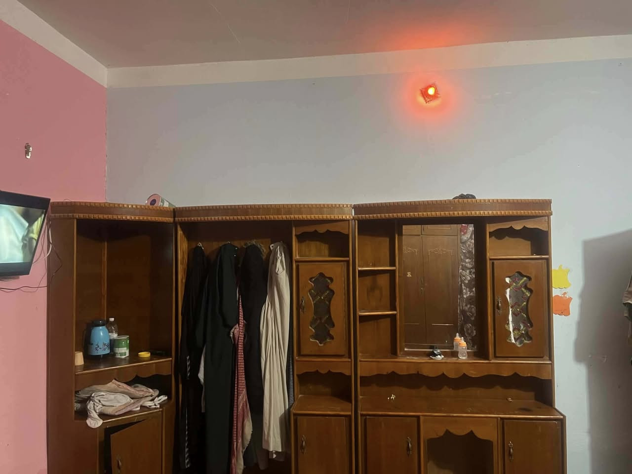 من رخصة المسؤول يوجد غرفة نوم خشب صاج عراقي 6ابواب ملحق للبيع السعر 650وبي مجال العنوان الرمانة البوعبيد الاستفسار ع رقم ***********
