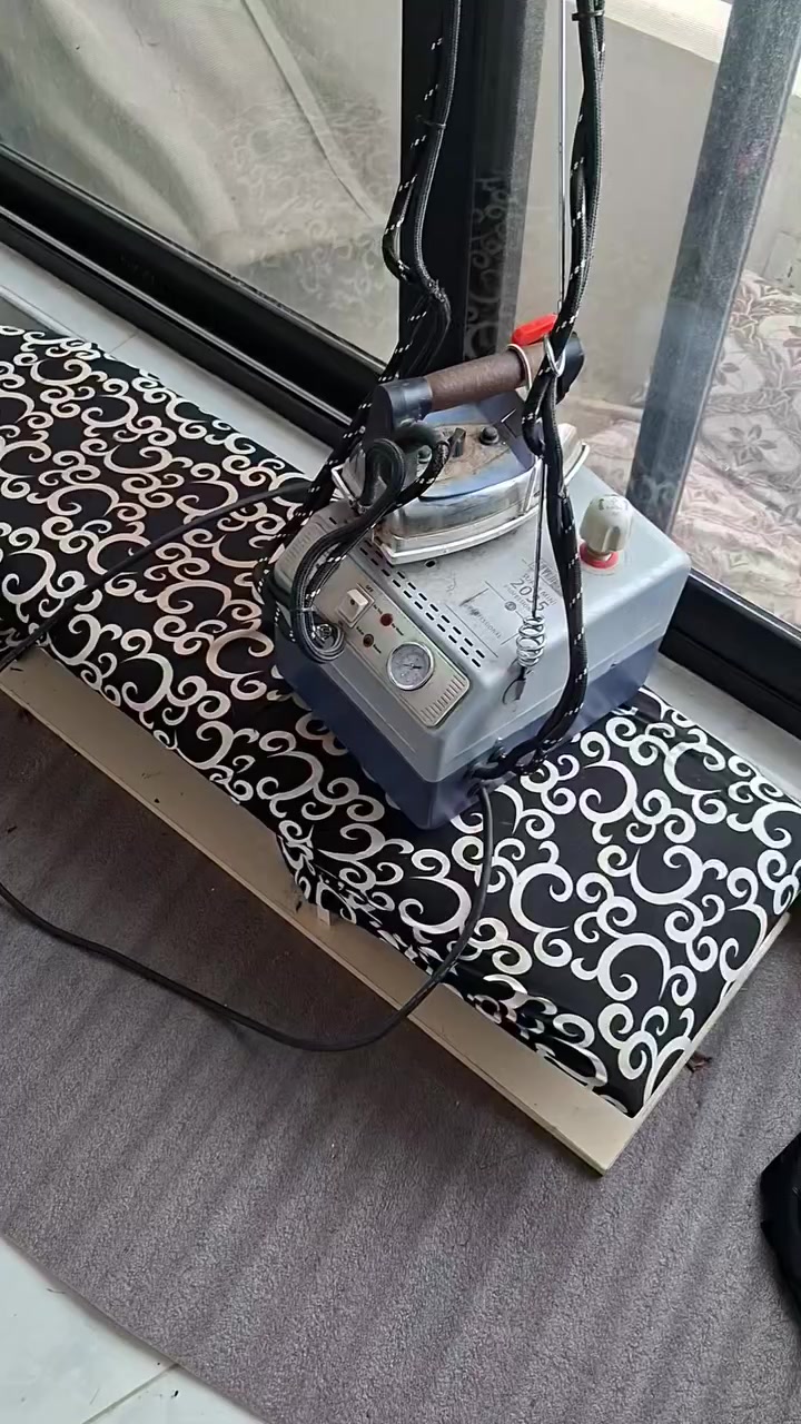 عدت. محل. خياطه  للبيع. إستعمال خفيف. السعر.   ***********
