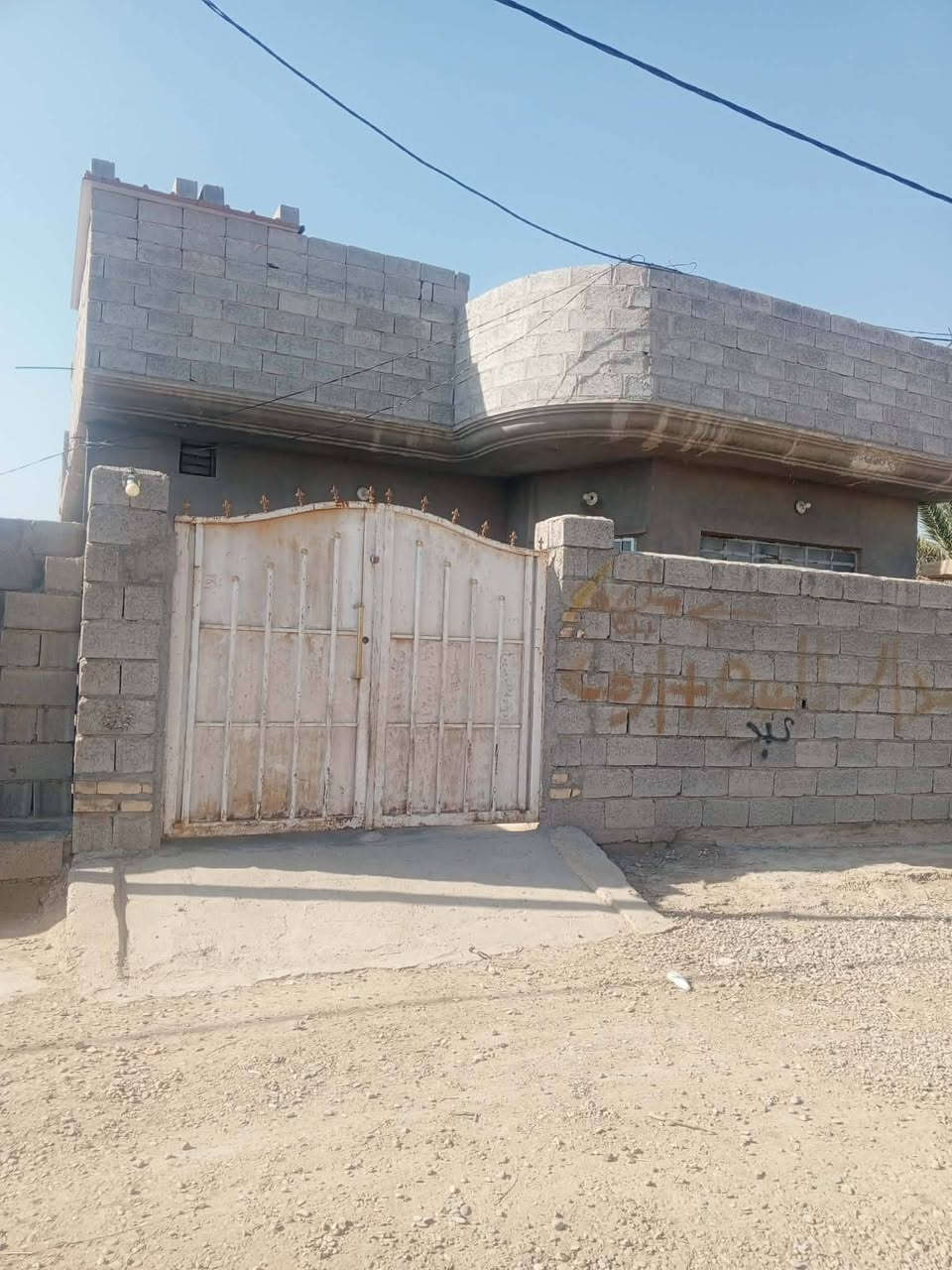 منزل للبيع في الهارونية العقود 🏠
مساحة بناء المنزل 250 متر ويتكون المنزل من ثلاث غرف وصالة ومطبخ واستقبال وحمام داخلي وصحيات خارجية  ومساحة الارض الكلية للمنزل 1،216 متر
 للأستفسار اتصل على الرقم ‏ *********** ‏
