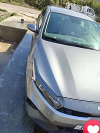 كيا فورتي 2024 رقم بغداد السيارة بعدها زيرو ماشيه 4000 كيلو ضررها جامل...