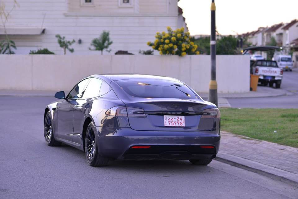 Tesla S
2022
Dual motor
Long Range 
32000 mile

35000 $

*********** واتساب
