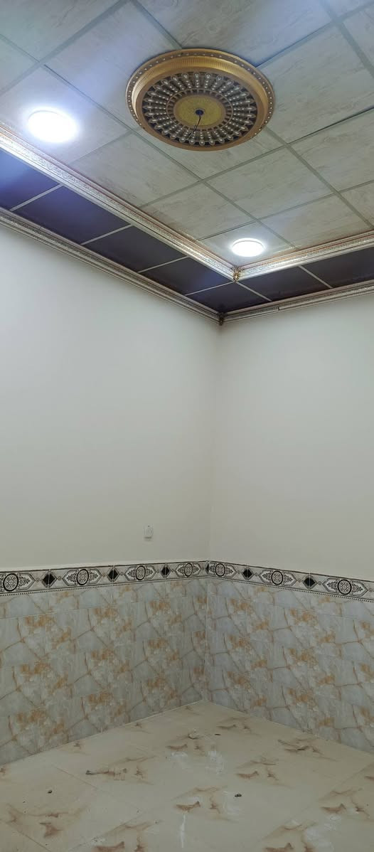 بيت طابقين للايجار حديث موقع المطيحه قرب سيد عدنان يحتوي 5 غرف وصاله ودوانيه ومطبخ  وصحيات وطارمه وصطح ايجار ( مليون 150) بي مجال للاستفسار *********** مراسله على واتساب او اتصال
