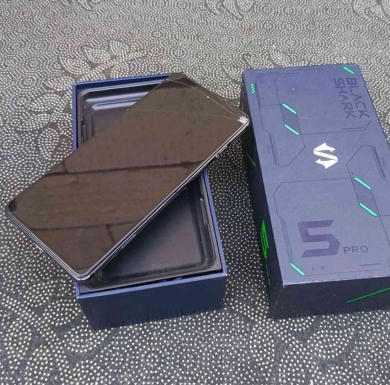 سلام عليكم للبيع أو مراوس بلاك شارك 5 pro 
معالج سناب دراكون 8 جين 1
 ذاكرة 255  رام 12
الجهاز بي فطر بل شاشة واضح بل صور والبصمة ما تشتغل بس زر البصمة شغال طبيعي وباقي الجهاز مكفول من العطل أو التصليح ملحقات الجهاز فقط كارتونالسعر 225 تفاصيل اكثر اتصل ***********
