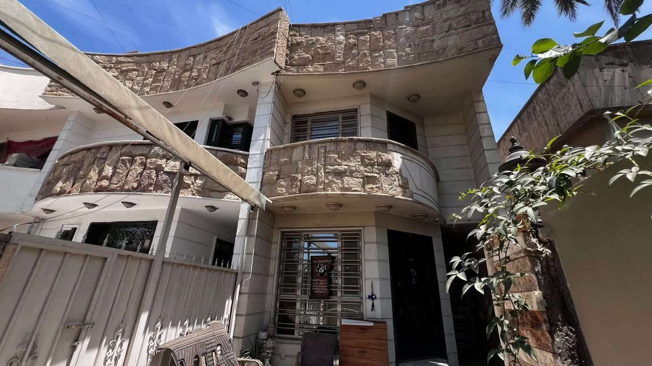 📍دار للبيع (شارع فلسطين ) (م508)  20*5
مساحة 100 متر 
مدخلين منفصلين ويتكون من
-١- الطابق الارضي كراج يسع السيارة واحدة وصالة استقبال وهول ومطبخ وحمام ومنور خلفي ومنور وسطي

2- الطابق الاول غرفتين نوم 4.5*5 وحمام جاكوزي وفسحة (موزع)
3-الطابق الثالث غرفة نوم 4.5*5 وحمام ومخزن البناء درجة اولى ارضيات مرمر وسيراميك اسباني وخدمات كاملة 
للاستفسار :-  ***********
