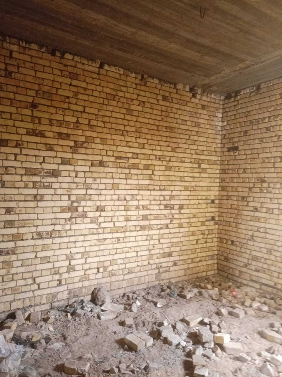 بيت للبيع 100 متر خلفي هيكل طابقين بناء كونكريت مسلح طابوك طابو الاول غرفه وصاله وديوانيه ومنور وصحيات واستقبال الطابق الثاني غرفتين وصاله طابو صرف ثاني يوم المداور ثالث بيت عن الركن عن شارع 20 الرئيسي العنوان الكامل تضحيه نهايه الشارع العياده حي الكرامه السعر 58 رقم الهاتف ***********
