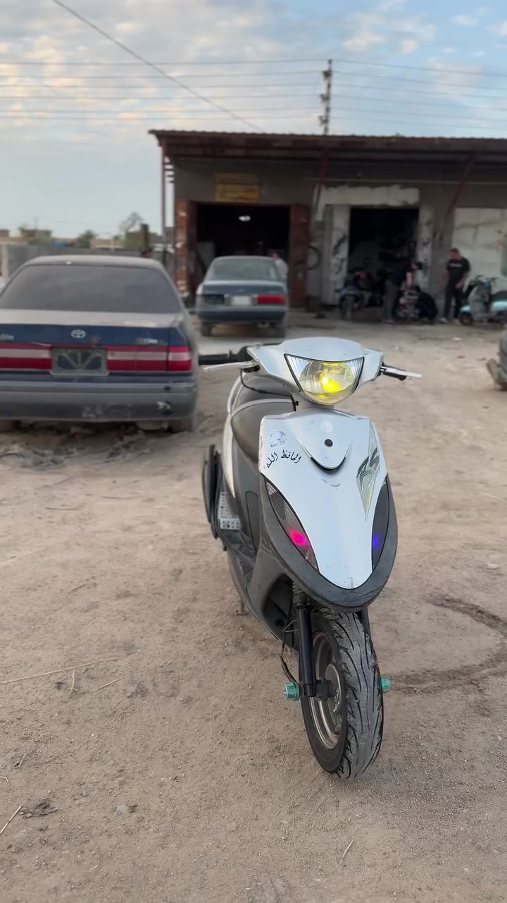 السلام عليكم ماكس عدله ((اول فتحه اله ٤٩ ))الدراجه كله بلادي ومختمه ختم واحد مكينه ناعمه نهضه حلوه معدل حلو كهربائياة كله شغاله لايت اشاير سلف هندر دبلات امامي خلفي كزوز اف ام العالي 
مكاني//قرنه//نهر الباشا
رقمي//***********
السعر//٦٥٠ وبيه مجال ((بيع او مراوس))
