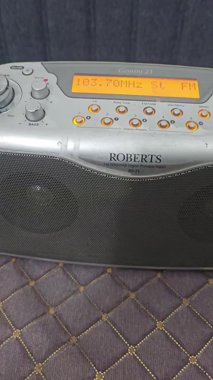 السلام عليكم
راديو عدد٢ روبيرتس شغال وكامل ونظيف باتري وكهرباء وؤكتب اسم الاذاعة والثاني سانجين ايضا باحث كانةشغال سابقا...
هسه بس الشاشه شغاله يعني عاطل
بس هو جهاز نظيف وشكل مميز ايضا كهرباء وباتري رايدهن الاثنين
٧٠ الف دينار مكاني بغداد ..


**إذا كنت صاحب هذا الإعلان وتريد حذفه لأي سبب، رجاءا أرسل رسالة إلى الدعم الفني**