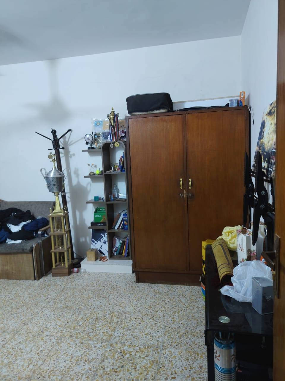 المساحة: 200 متر

الملكية: البيت باسم شخص واحد

المواصفات:

5 غرف نوم

4 صحيات

مطبخ

صالة مفتوحة على الاستقبال

بالكونة

ترك (ممر/ساحة) على طول خلف البيت

الطابق الثاني: بناء جديد ونظيف

مخزن في السطح (الطابق الثاني)

مميزات الموقع:

قريب جدًا من السوق

قريب من الشارع الرئيسي

جيران محترمين جدًا من الجانبين والأمام

 خدمات متوفرة

السعر: خاص او واتساب

📞 للاتصال: ***********
