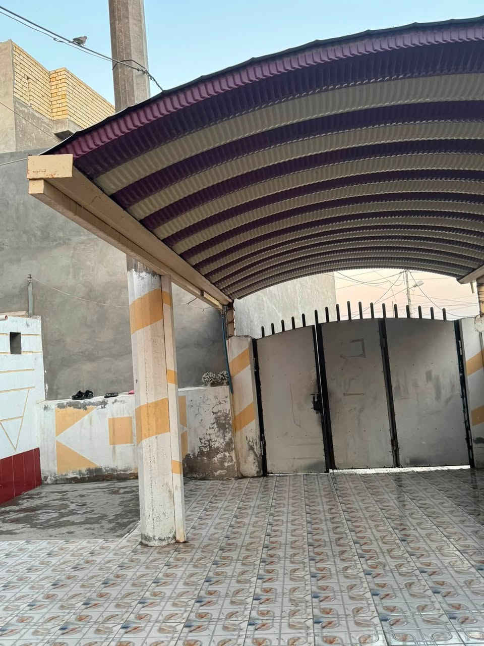 دار للبيع بالحمران قريب المدرسه الدينيه طابو صرف طابقين مساحه318 تفاصيل اكثر الاتصال على رقم *********** سعر 250 مليون وبي مجال
