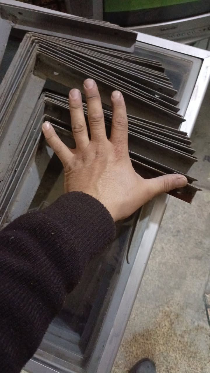 السلام عليكم اخوان للبيع مبردة شغاله بيها كسر بسيط موضح بالصوره وتلفزيون شغال  وحديد زاوية مال رفوف عدد 32مكاني الحرية قرب ابو جفات ***********
