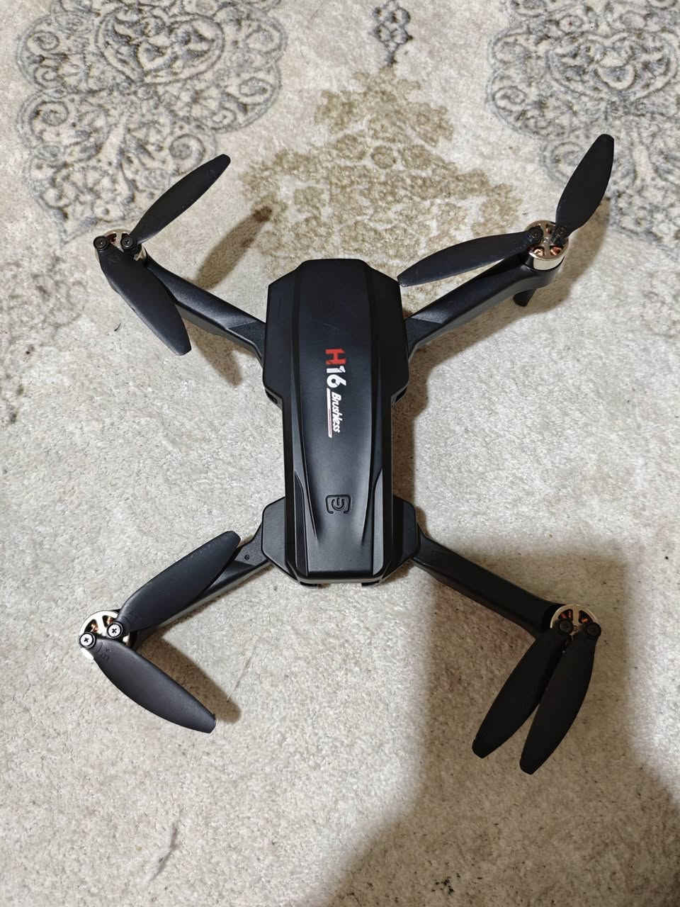 السلام عليكم اخوان درون جديد غير مستخدم هذه طائرة بدون طيار طراز H16. تشمل ميزاتها الرئيسية ما يلي:
كاميرا عالية الدقة: مزودة بكاميرا عالية الدقة.

التحكم عبر التطبيق: يمكن التحكم بها باستخدام تطبيق مخصص.

هيكل قابل للطي: تصميم يسهل النقل والتخزين.

محرك بدون فرش: توفر المحركات بدون فرش أداءً أكثر كفاءة وعمرًا أطول.

وظائف إضافية: تتضمن ميزات مثل الدوران 360 درجة وتثبيت الارتفاع بضغط الهواء

السعر 65 وبي مجال للشراي ***********
