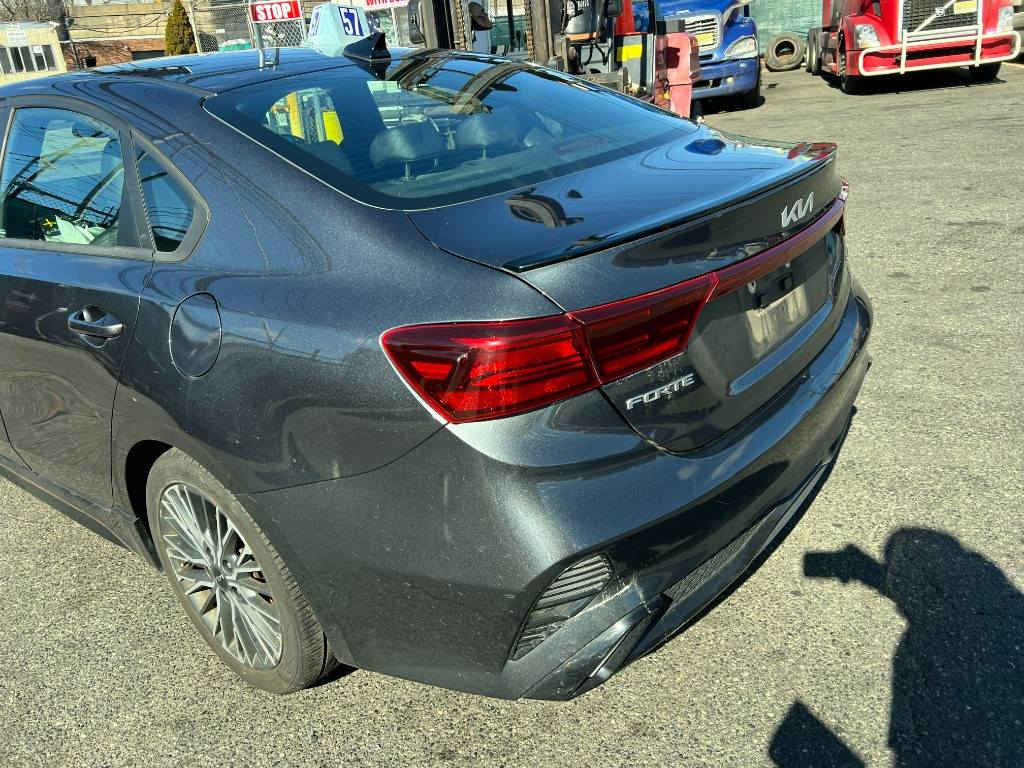 السلام عليكم كيا فورتي للبيع كما موضح بالصوره السياره بعدها ممصلحه  وبدون رقم على الحادث مال امريكا موديل 2023السعر 135الاتصال بالرقم***********
