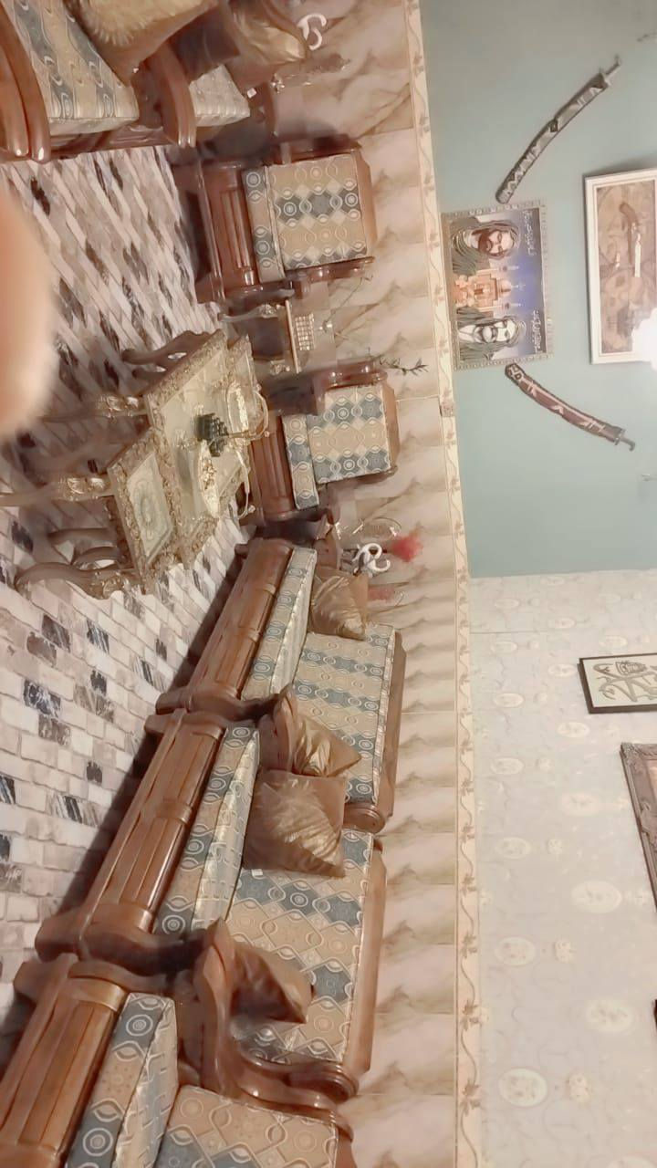 بيت مساحة 110 متر واجهة 11 نزال 10 يحتوي على ثلاث غرف غرفتين 5*5 وغرفة 6*5 استقبال6*5 طابقين نظيف في منطقة حي القاهرة المعلمين خلف الجوازات قرب الشارع العام كلشي قريب عليك من بانزين خانه مركز شرطة اسواق مستوصف صحي حمامات 2على اليمين معزولة عن السكنةللبيع للاستفسار الاتصال
***********
