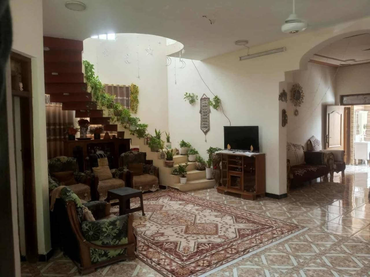 #دار_للبيع 
بناء حديث 
حي الجغيفي الثانية
قرب اسواق نواف
شارع 10 متر
مساحة الدار 300م
يحتوى على 2 غرفة نوم
خدامات صحية داخلية و خارجية
كراج سيارة كبير
حديقة
طابق واحد
#للأستفسار
***********
مكتب طيب المسك شارعزالسايدين حي العسكري

