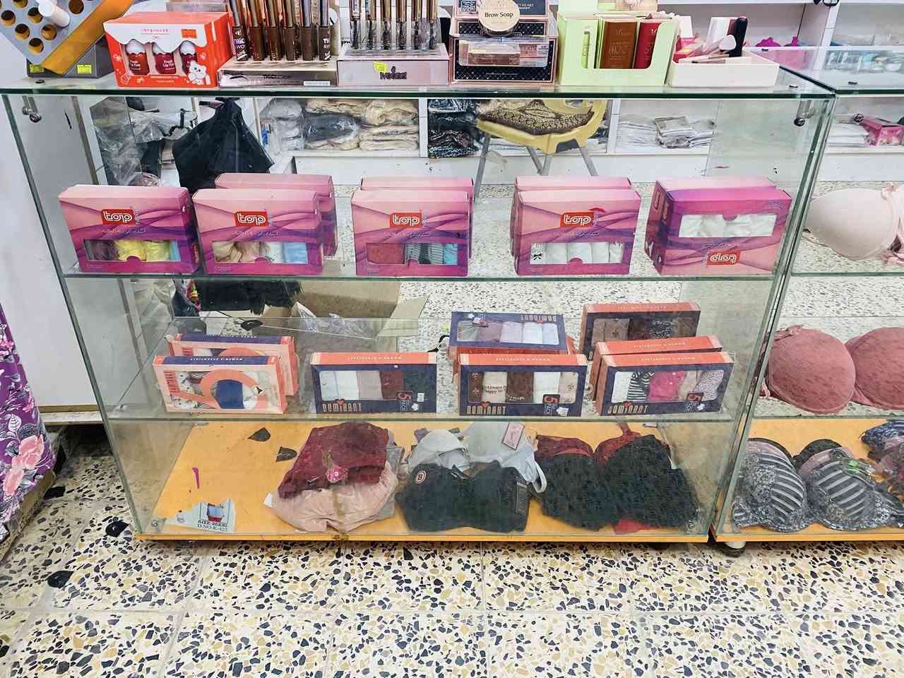 سلام عليكم متوفر رفوف اخشاب  نوع الخشب MDF محلات كاملة 12 قطعة كل قطعة بيها 6 رفوف قياس بين كل رف عرض 95 س طول 36 س العمق 30 س 
وأيضاً متوفر ميز جام وسكك حديد ومنيكانات 
للتواصل المراسله او الأتصال 
***********
العنوان ناصرية سوق الشيوخ
