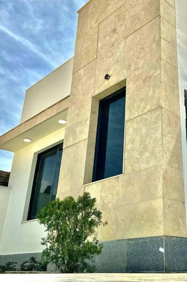 توفر دار للبيع في #مجمع_الشمس_السكني
⭐ بلوك 38.. دار 18 للبيع..مساحة 200 م 
⭐ موقعه على ساحة .سعر الشركة 185
⭐ الواصل 50. يباع بتطلوعة مناسبة جدا.... مرحلة ثانية 
⭐ للاستفسار مراسلتنا عبر الارقام التالية

☎️*********** 
☎️***********
