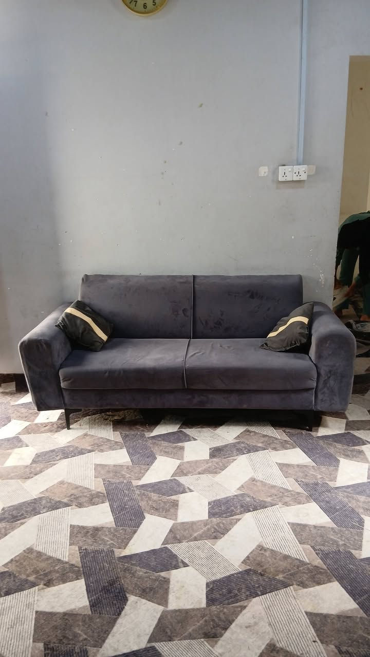 السلام عليكم غرف نوم وقنفات البيع العنوان الزبير السعر كلش مناسب 
***********  اتصل ودلي
