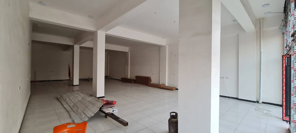 السلام عليكم 
عمارة زيرو موقع مميز للايجار 
تتكون من ٤ طوابق بمساحة ٢٥٠ متر لكل طابق 
نظام قاعات 
تحتوي ع مصعد كبير ومنظومة دفاع مدني متكاملة ومجهزة بكامرات مراقبة 
وبيتونة بمساحة نصف طابق 
تؤجر كبناية كاملة او طوابق منفصلة 
الموقع بغداد الزعفرانية الاربع شوارع
للاستفسار اكثر الاتصال على الرقم 
***********
