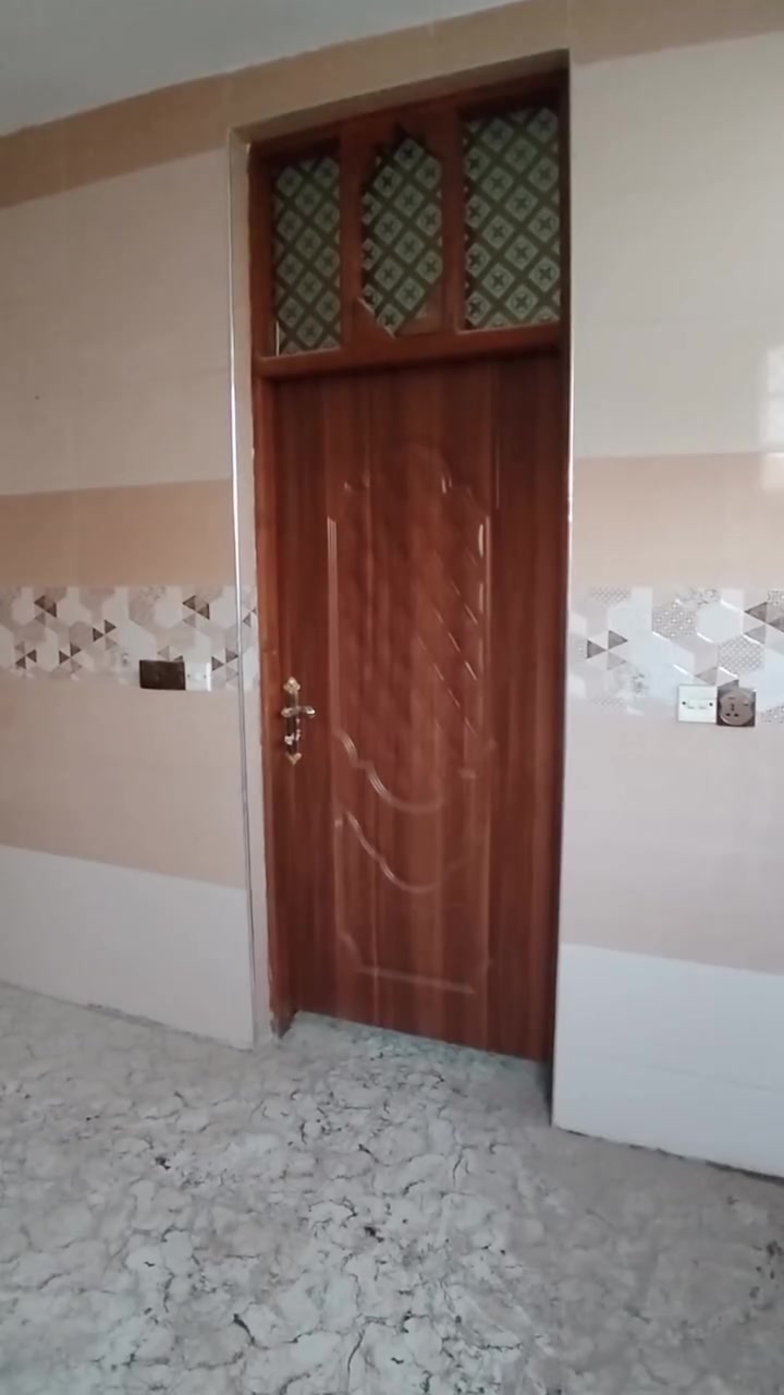 السلام عليكم شقه ركن البيع العبيدي الرئاسه شارع 20هيه وياهه محلات ثنين كل شيء  تكدر تشتغل بيهن وكبار كلش عله شارع تجاري مجاري وتبليط ومي وكامله بس تغسلهه وتكعد بيهه سعرها 80وبيهه مجال الاستفسار على الرقم ***********
