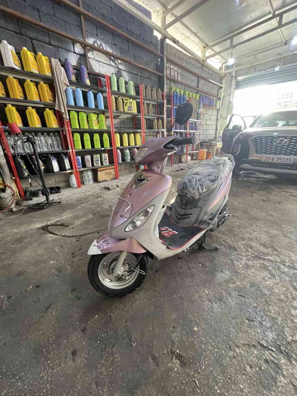 سلام عليكم ماكس منغولي للبيع دراجه جديده ماصارها هواي من طلعتها من لمعرض 49بلاد مامفتوحه وصل معرض بيها سلف وهندر اشاير هورن لايت قفل جنطه كله شغال كيج لبانزين شغال دراجه مامتعوب عليها مكينه ناعمه ختم واحد صالنصه بلاديه الفين و 6  ب 850وبيها مجال قليل هاذه رقمي *********** مكاني كربلاء متواجد عل فيس
