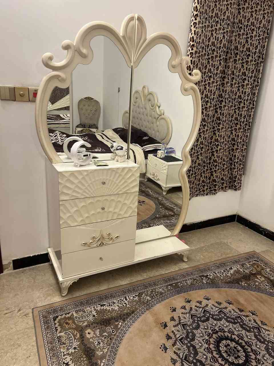 سلام وعليكم غرفة نوم للبيع سعر ٦٥٠ بيها مجال ***********
