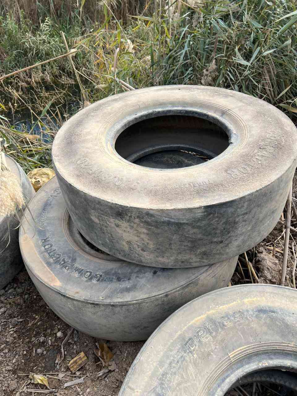 للبيع اطارت حادله مطاطيه مستخدم العداد 10 السعر الواحد50 الف وبي مجال *********** مكان واسط #الصويرة
