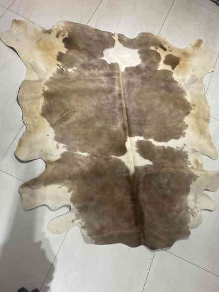 جادة جلد طبيعي 100% بحجم ممتاز وشكل أنيق جاهزة لتزيّن منزلك أو مكتبك!
📍 العنوان: بغداد – حي الجامعة – مقابل معمل بسكولاته
📞 للطلب والاستفسار: *********** / ***********
