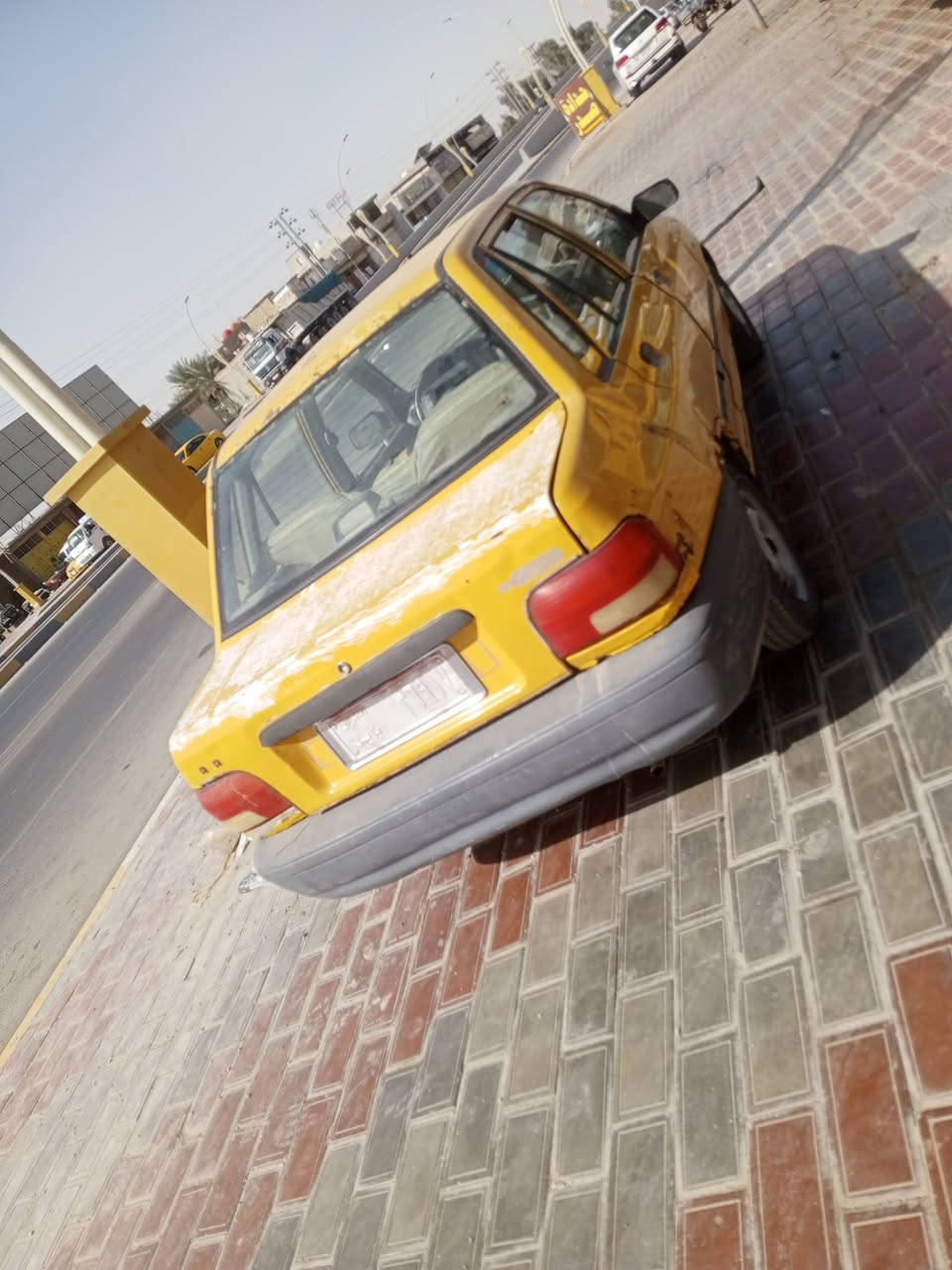 السلام عليكم سياره سايبه للبيع مديل 14سياره خير من لله نضيفه حلوه مال شغل سياره جاهزه مكينه وكير خير من الله سياره بدون  راعي مكفوله عن السرقه عندي سنويتها السعر 10ورقات ***********
